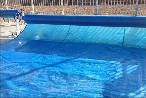 反紫外線100um 200umのプール太陽カバー青い色のPEの泡毛布の太陽プール カバー